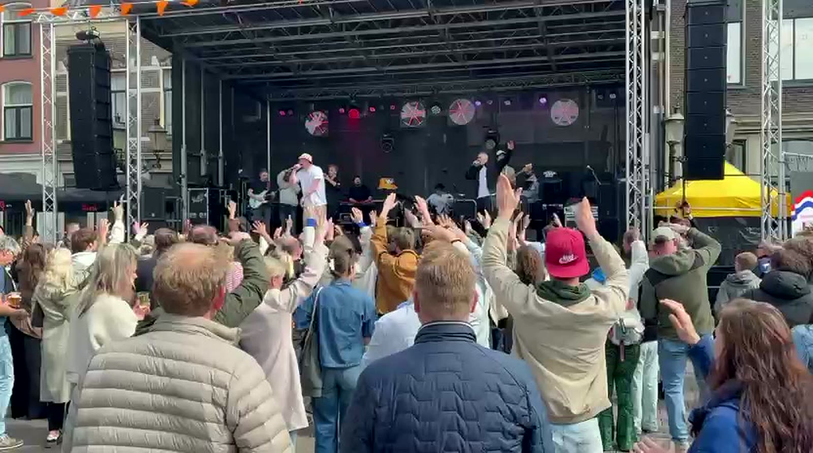 Publiek met handen omhoog tijdens een optreden van Della Dix