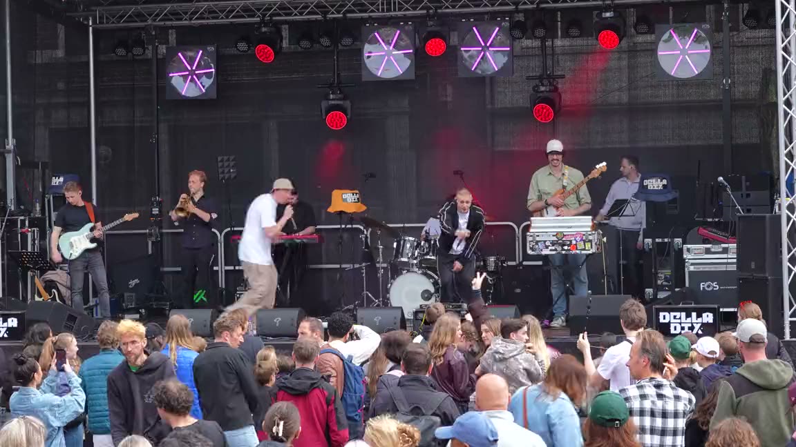 Della Dix live met band tijdens Bevrijdingsdag Amersfoort