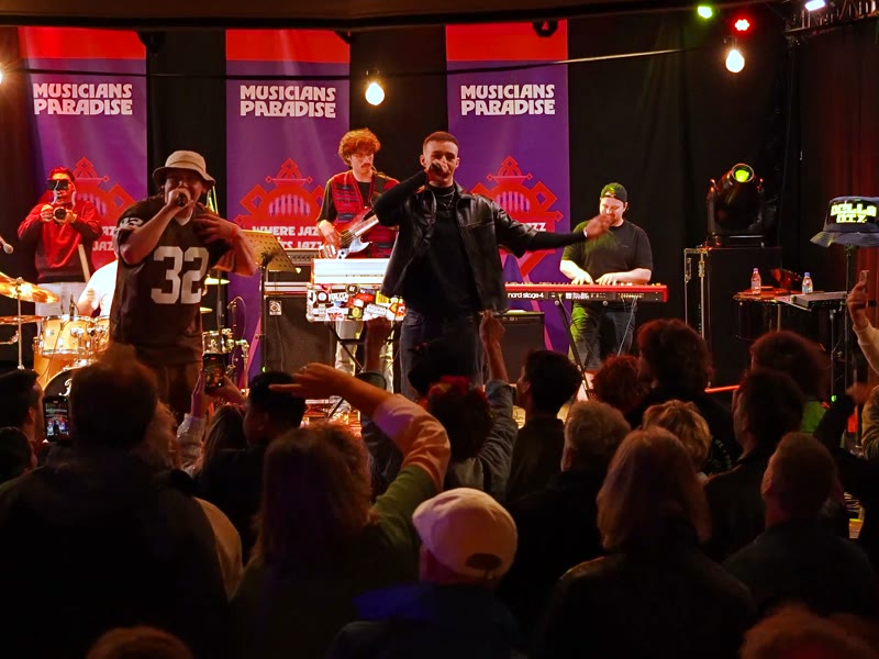Della Dix met liveband tijdens de avondshow op Musicians Paradise
