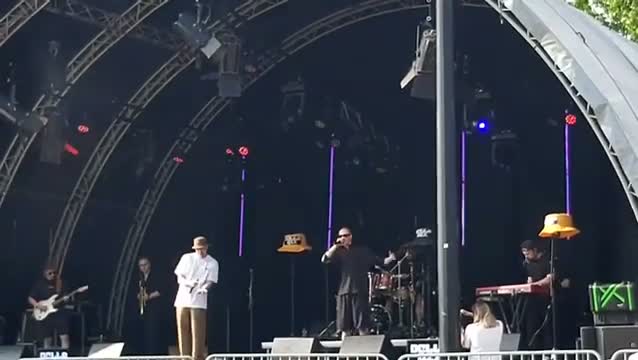 Della Dix en band op het buitenpodium van Musicians Paradise